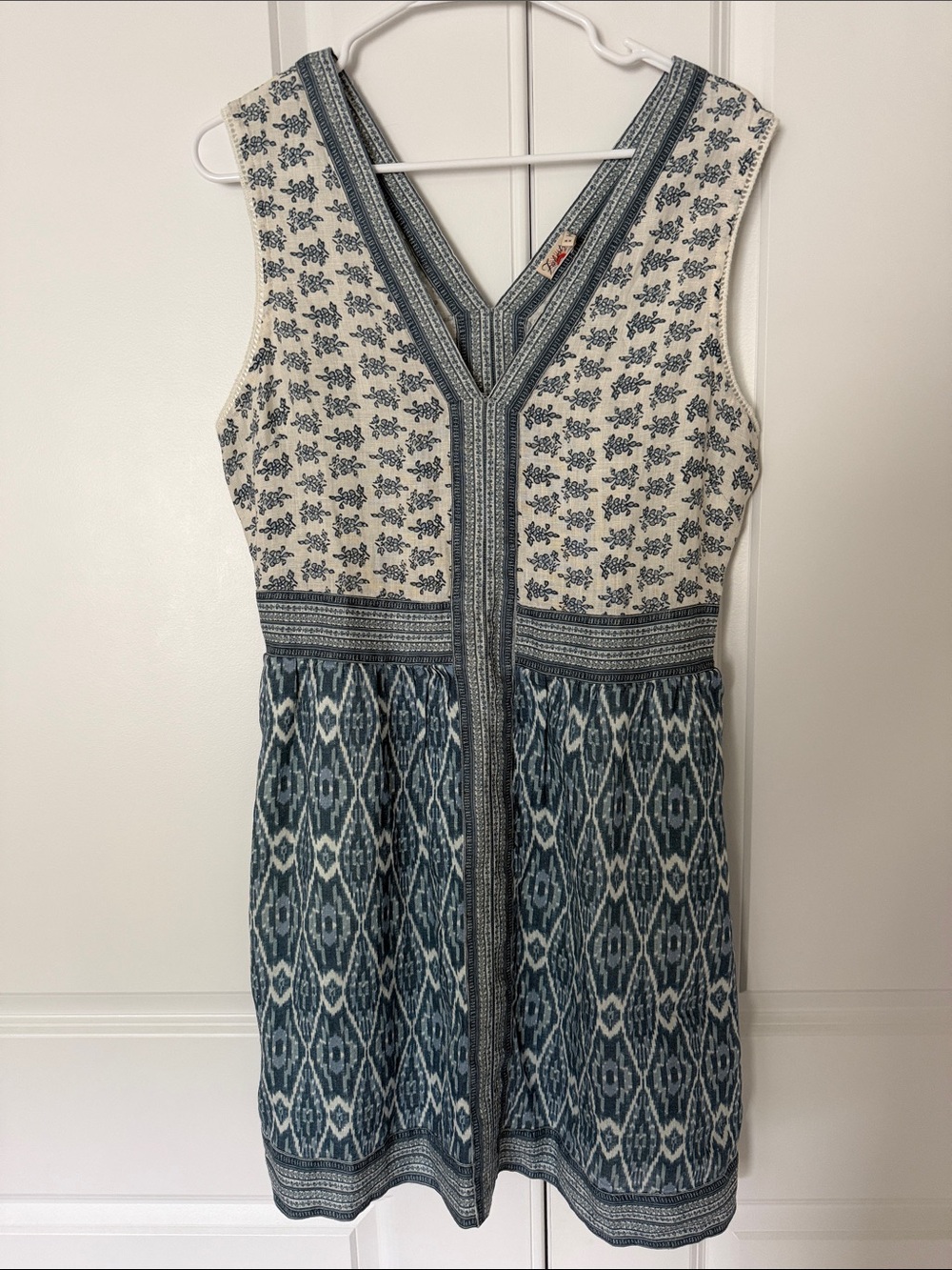 Sleeveless V-Neck Printed Dress in Blue & White
